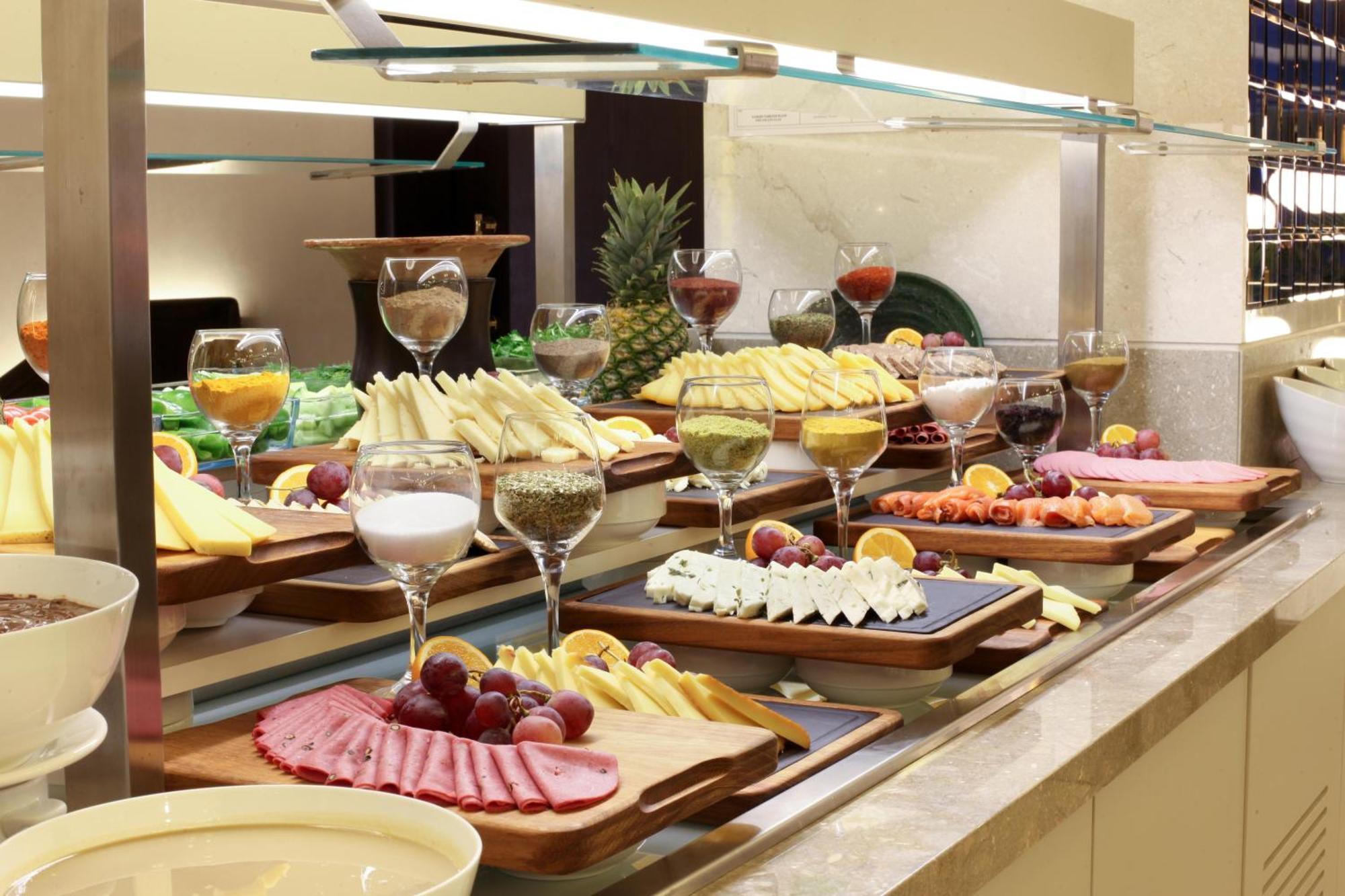 Bentley Hotel Bosphorus - Special Class Istanbul Exterior photo A buffet at a hotel
