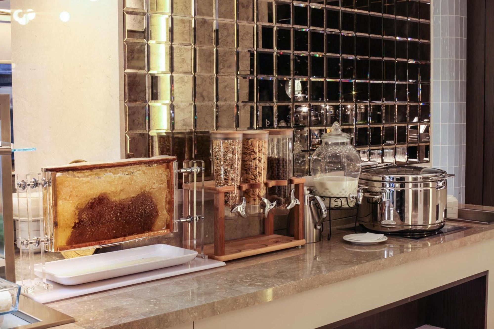 Bentley Hotel Bosphorus - Special Class Istanbul Exterior photo A coffee station at a hotel