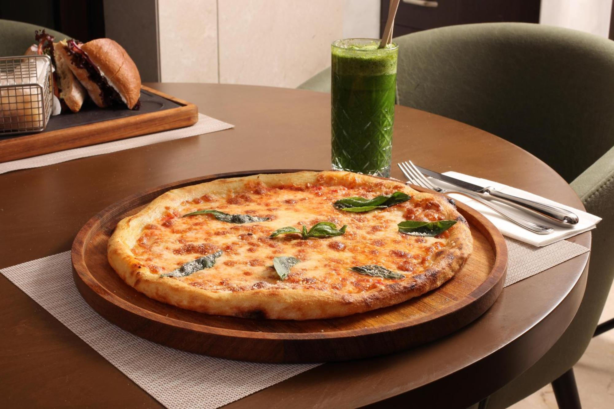 Bentley Hotel Bosphorus - Special Class Istanbul Exterior photo A pizza with spinach