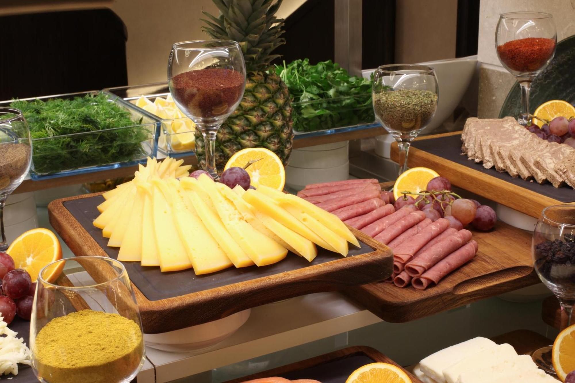 Bentley Hotel Bosphorus - Special Class Istanbul Exterior photo A buffet at a hotel